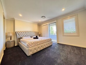 6 bedrooms, iron/ironing board, WiFi, bed sheets