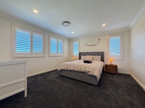 6 bedrooms, desk, iron/ironing board, free WiFi