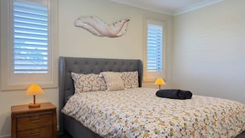 6 bedrooms, iron/ironing board, WiFi, bed sheets