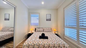 6 bedrooms, iron/ironing board, WiFi, bed sheets