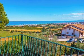Property grounds - Exclusive villa with pool 5min from sea (for groups of friends and families) (Colonnella)