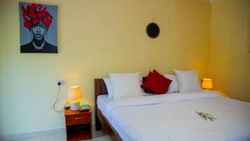 Dusche, kostenlose Toilettenartikel, Hausschuhe, Handtücher