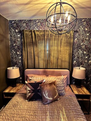 Een bureau, gratis wifi, beddengoed