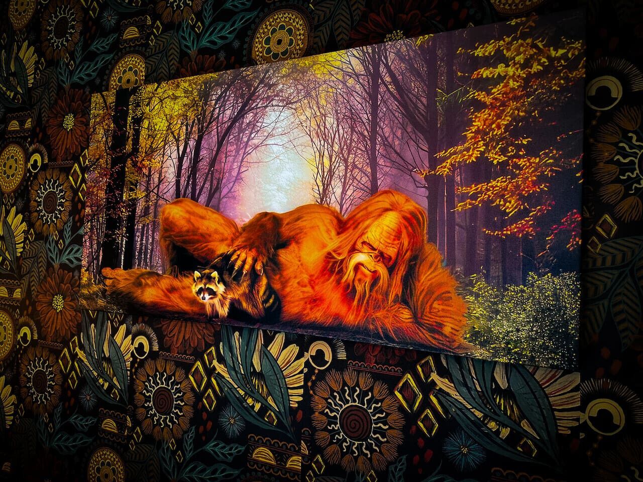 Una pintura de una persona acostada en un bosque con un mapache.