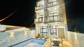 Kauden mukainen ulkouima-allas, aurinkovarjoja, aurinkotuoleja