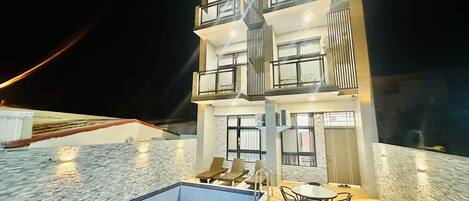 Een seizoensgebonden buitenzwembad en parasols bij het zwembad