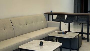 Een 65-inch smart-tv met digitale zenders, Netflix en streamingdiensten