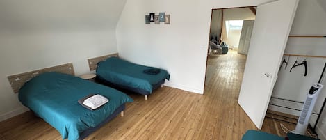 5 chambres, fer et planche à repasser, Wi-Fi, draps fournis