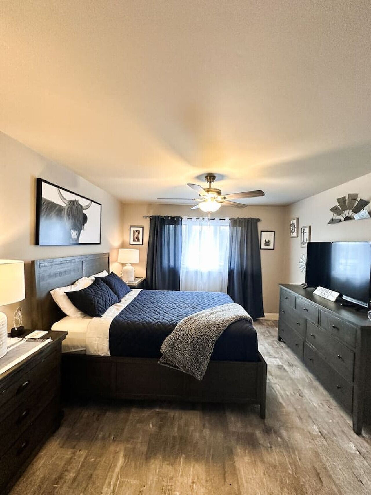 2 habitaciones, tabla de planchar con plancha y cuna de viaje 