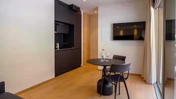 Luxe studio, 1 tweepersoonsbed met slaapbank | Een minibar, een laptopwerkplek, geluiddichte muren, babybedden