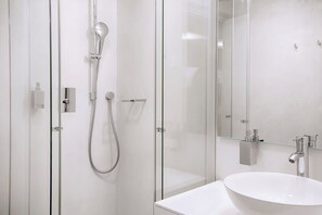 Traditional Apartment | Bathroom | Shower, hair dryer, bathrobes, towels