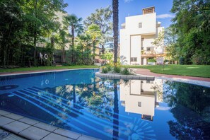 Seasonal outdoor pool, open 8:30 AM to 7:00 PM, pool umbrellas