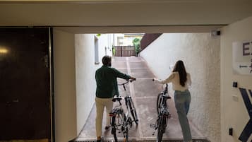 Un estrecho pasillo interior con una escalera metálica que da a un espacio exterior.