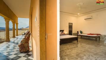 Quarto quádruplo clássico, sacada, vista para o resort | Camas extras