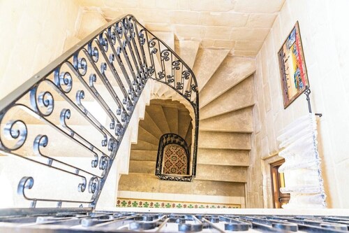 Charming Mellieħa retreat 🌅 with panoramic views, spacious terrace & BBQ. Perfect for families or groups with 3 double beds + sofa bed — your sunny Maltese escape awaits 🇲🇹🌴.