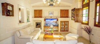 Charming Mellieħa retreat 🌅 with panoramic views, spacious terrace & BBQ. Perfect for families or groups with 3 double beds + sofa bed — your sunny Maltese escape awaits 🇲🇹🌴.