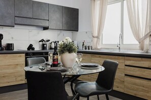 Kylskåp, mikrovågsugn, ugn och spishäll