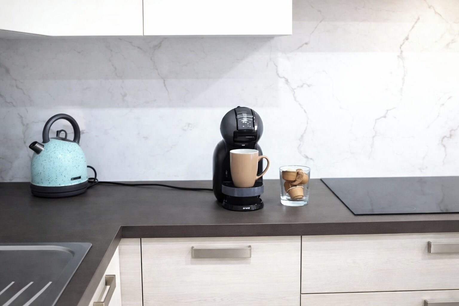 Een koelkast, een oven, een kookplaat, een koffiezetapparaat/waterkoker