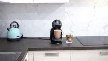 Een koelkast, een oven, een kookplaat, een koffiezetapparaat/waterkoker