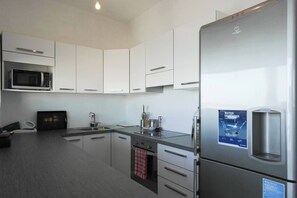 Kylskåp, mikrovågsugn, ugn och spishäll