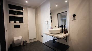 Comfort-Doppelzimmer, Balkon, Stadtblick | Badezimmer