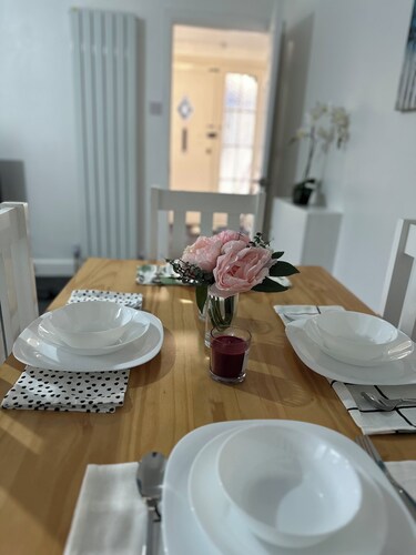 Cosy & Stylish 2 Bedroom G/F flat in Prime Location