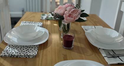 Cosy & Stylish 2 Bedroom G/F flat in Prime Location