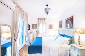 Bureau, espace de travail pour ordinateur portable, rideaux occultants