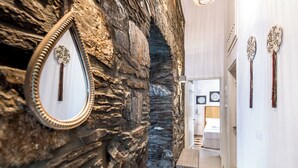 The Old Court Council Luxury Villa in Gavrio | バスルーム | ヘアドライヤー、タオル、石鹸、シャンプー