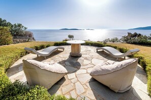 Desk, laptop workspace, blackout curtains, soundproofing - Ifigeneia Luxury Villas (Andros)