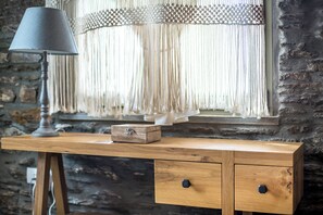 The Old Court Council Luxury Villa in Gavrio | Desk, laptop workspace, blackout curtains, soundproofing - Ifigeneia Luxury Villas (Andros)