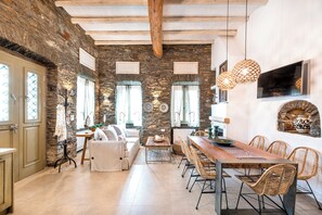 The Old Court Council Luxury Villa in Gavrio | Coin séjour