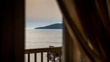 3 bedrooms, desk, laptop workspace, blackout curtains