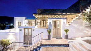 The Old Court Council Luxury Villa in Gavrio | デスク、ノートパソコン用作業スペース、遮光カーテン、防音設備