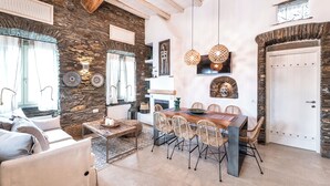 The Old Court Council Luxury Villa in Gavrio | 客室内のダイニングエリア