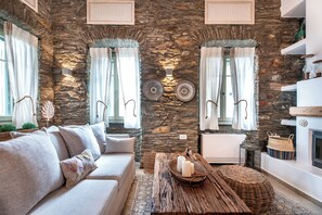 The Old Court Council Luxury Villa in Gavrio | Coin séjour