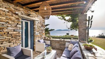 3 bedrooms, desk, laptop workspace, blackout curtains