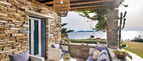 Escritorio, espacio para trabajar con laptop y cortinas blackout