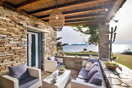 办公桌、笔记本电脑工作区、遮光窗帘、隔音