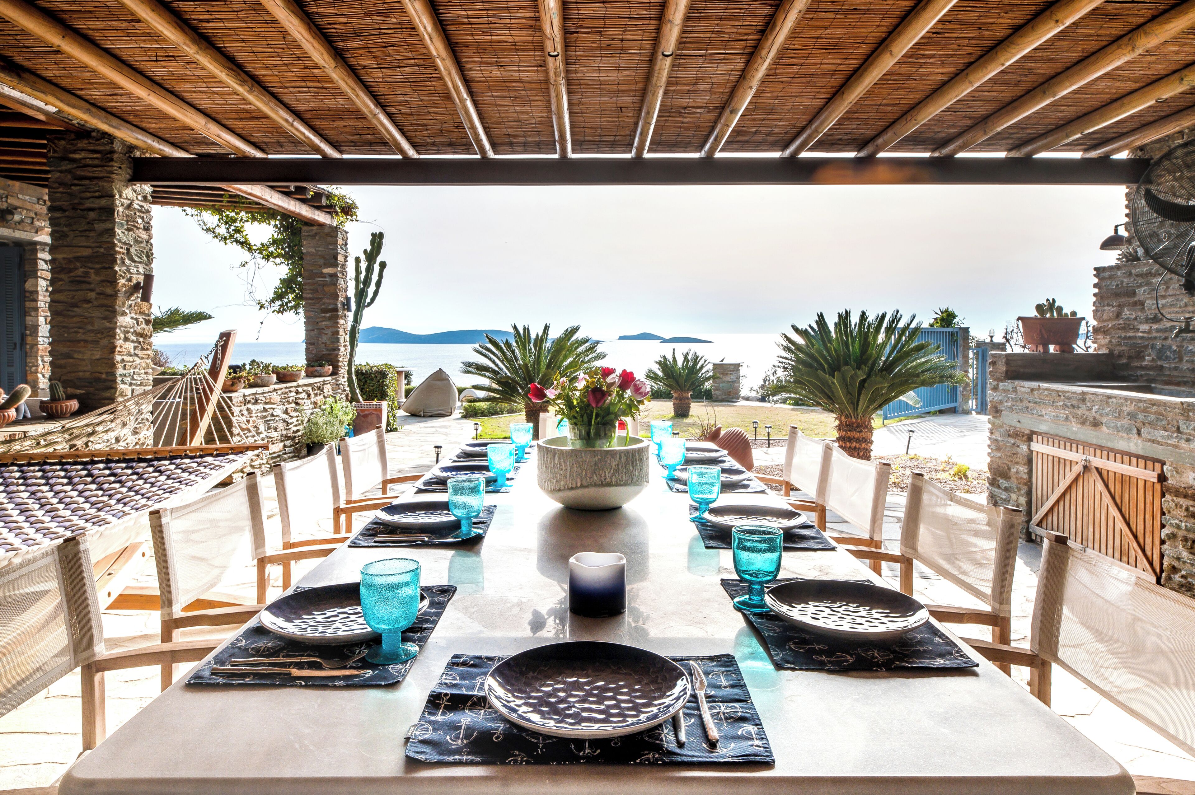 Escritorio, espacio para trabajar con laptop y cortinas blackout 