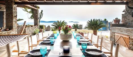 Superior Sea View Villa in Batsi | Escritorio, espacio para trabajar con laptop y cortinas blackout