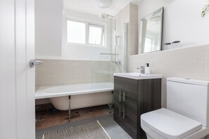 SĂšche-cheveux, serviettes fournies, savon, papier toilette