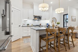 Fridge, microwave, oven, stovetop - Pinnacle Row - 0.8mi to Promenade-2 Mi to The Amp (Rogers)