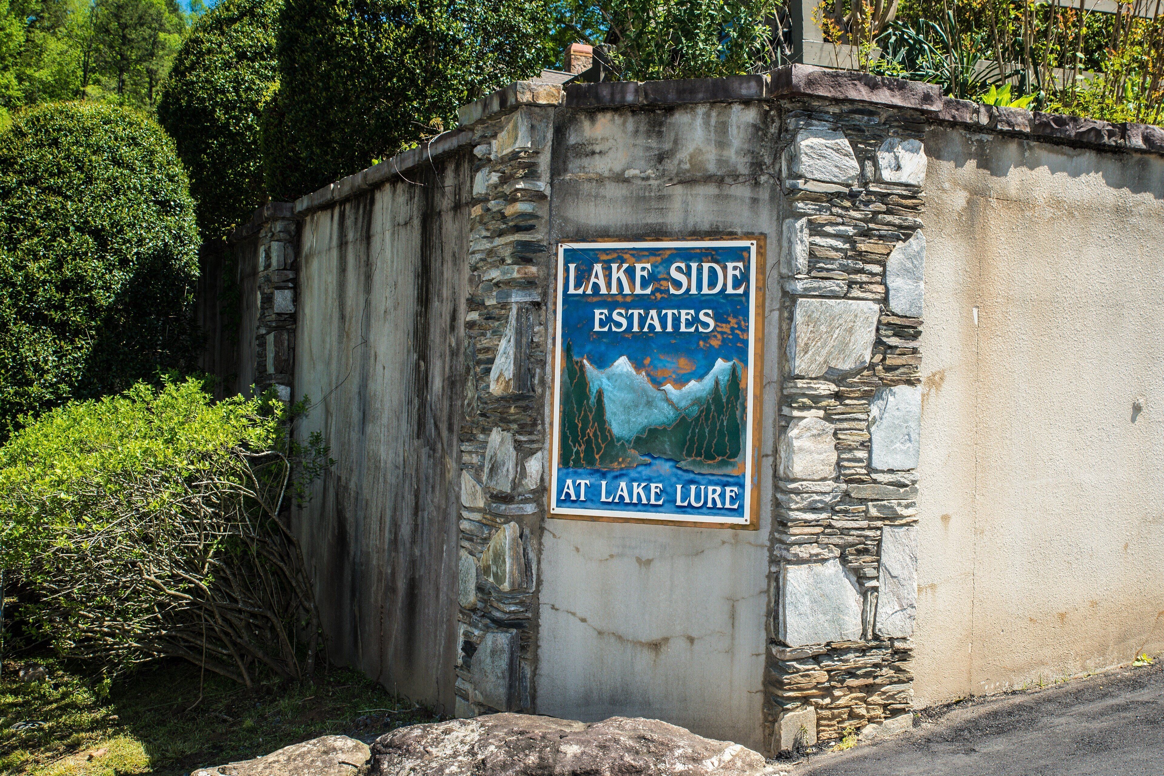 A sign for Lake Side Estates at Lake Lure.