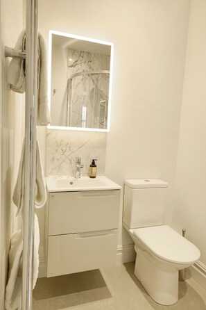 ฝักบัว, ผ้าเช็ดตัว, กระดาษชำระ