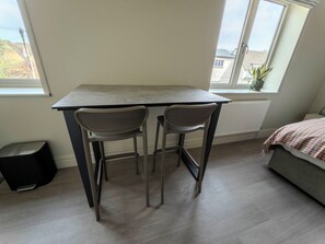 Chambre Deluxe double, non-fumeur | Repas dans la chambre