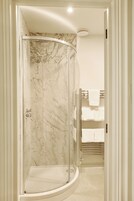 Habitación familiar, 2 camas dobles, no fumadores | Baño | Ducha, toallas y papel higiénico