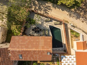 An aerial view of a property with a swimming pool, outdoor seating, and a tiled roof. - Villa Giulia Zadarvillas (Privlaka)
