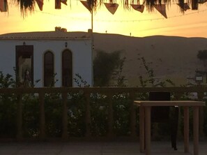 Habitación, 5 habitaciones, accesible para personas con discapacidad, fumadores | Restaurante al aire libre