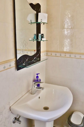 Zimmer, 5 Schlafzimmer, barrierefrei, Raucher | Badezimmer